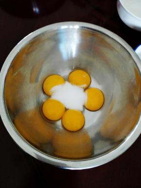蛋黄盆内加入20克细砂糖，搅拌均匀