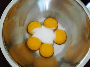 蛋黄盆内加入20克细砂糖，搅拌均匀