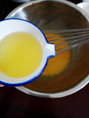 依次加入玉米油，清水，盐，分别搅拌均匀