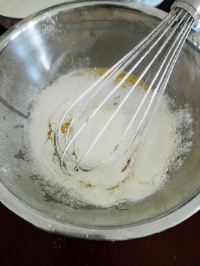 筛入低粉，搅拌至无颗粒