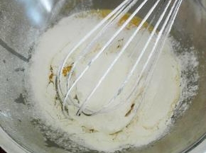 筛入低粉，搅拌至无颗粒