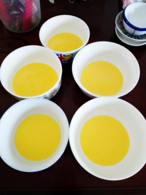 搅拌好的蛋黄糊，分成均匀的5份，每份约60克