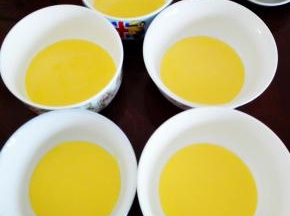 搅拌好的蛋黄糊，分成均匀的5份，每份约60克