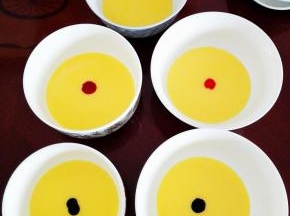 其中四份蛋黄糊内，每份挤入不同颜色的色素一滴
