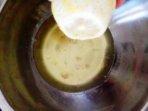 蛋白盆中，挤入几滴柠檬汁，打至粗泡