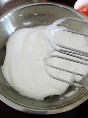 50克细砂糖分三次加入，蛋白打至干性发泡