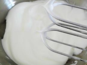 50克细砂糖分三次加入，蛋白打至干性发泡