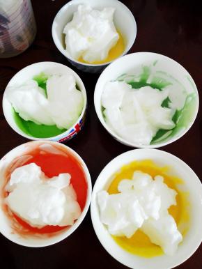 此时烤箱180度，上下管，预热。
将打发好的蛋白霜均匀的分到5碗蛋黄糊盆中（每份约45克，依据各家的鸡蛋大小不同），分别将每份面糊翻拌均匀