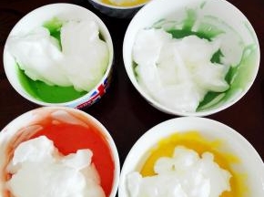 此时烤箱180度，上下管，预热。
将打发好的蛋白霜均匀的分到5碗蛋黄糊盆中（每份约45克，依据各家的鸡蛋大小不同），分别将每份面糊翻拌均匀