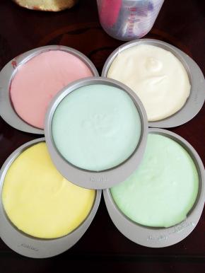 将拌好的蛋糕糊分别倒入蛋糕模具中，分别在桌面振三下，振出大气泡