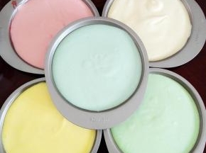 将拌好的蛋糕糊分别倒入蛋糕模具中，分别在桌面振三下，振出大气泡