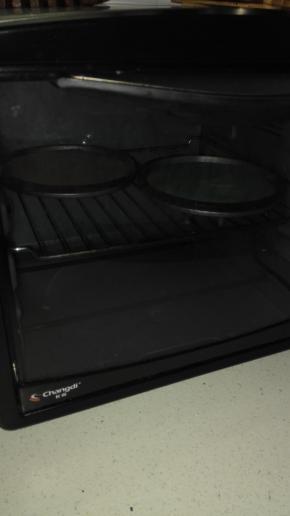 将装有蛋糕糊的模具放入预热好的烤箱中层，185度，20分钟，上下管（我的小烤箱，一次两盘，我烤了三次）