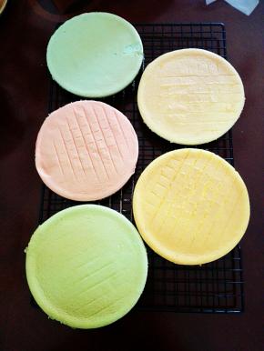 烤好后，取出，倒扣，稍凉后脱模