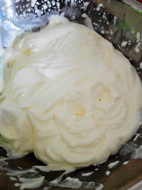 500克淡奶油用50克细砂糖，打至干性发泡