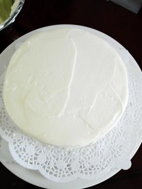 蛋糕体整个抹上奶油霜，抹平表面