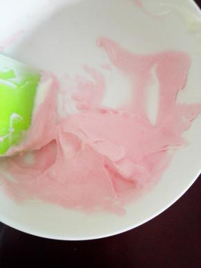 取少许奶油霜，放入碗中，滴入一滴红色素，搅拌均匀，红色奶油霜完成