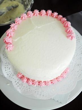 在蛋糕体表面沿着边缘挤大半圈小星星，底部挤十个小星星