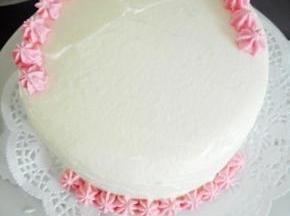 在蛋糕体表面沿着边缘挤大半圈小星星，底部挤十个小星星