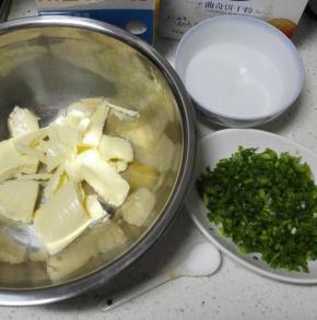 黄油取出，切小块软化备用
香葱洗净切碎末备用