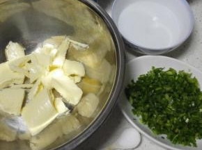 黄油取出，切小块软化备用
香葱洗净切碎末备用