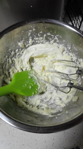 软化的黄油放盆中，用电动打蛋器低速打散,加入糖粉，盐，用电动打蛋器先低速再高速搅打，至黄油变白，体积膨大