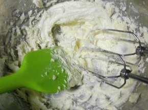 软化的黄油放盆中，用电动打蛋器低速打散,加入糖粉，盐，用电动打蛋器先低速再高速搅打，至黄油变白，体积膨大