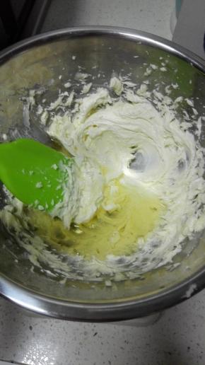 加入玉米油，用电动打蛋器中速搅打呈乳膏状