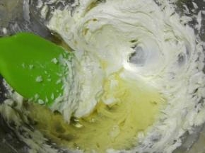 加入玉米油，用电动打蛋器中速搅打呈乳膏状