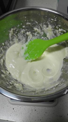 加清水，用电动打蛋器中速搅打呈乳膏状