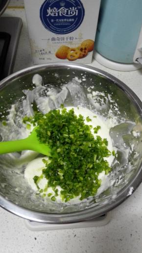 加入香葱碎，用电动打蛋器中速搅打均匀