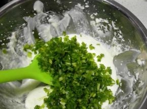 加入香葱碎，用电动打蛋器中速搅打均匀