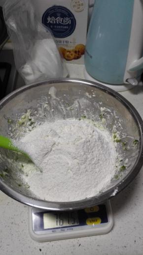 筛入曲奇饼干粉，用橡皮刮刀将面粉和黄油