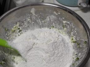 筛入曲奇饼干粉，用橡皮刮刀将面粉和黄油