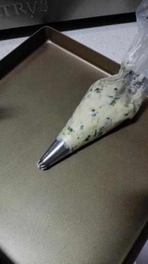 裱花袋中装入裱花嘴，装入拌好的面糊