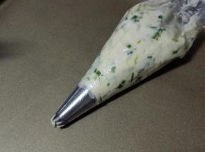 裱花袋中装入裱花嘴，装入拌好的面糊