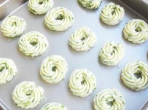 此时烤箱180度预热
在烤盘上挤上曲奇形状