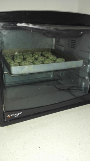 将烤盘放入预热好的烤箱中，中层，180度，20分钟