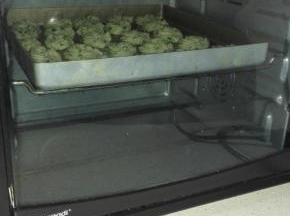 将烤盘放入预热好的烤箱中，中层，180度，20分钟