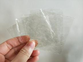 吉利丁片剪成小张，便于浸泡。