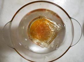 用凉开水浸泡2分钟左右，泡软即可。