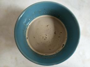 加热水搅拌至咖啡粉融化。