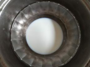 牛奶隔热水加热后，加入吉利丁片搅拌均匀。