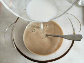 趁热将牛奶倒入咖啡中搅拌均匀。