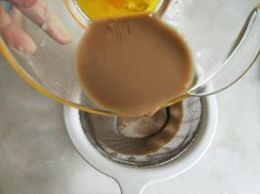 将咖啡液过筛一遍。