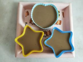 将咖啡液倒入模具中。