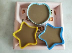 将咖啡液倒入模具中。