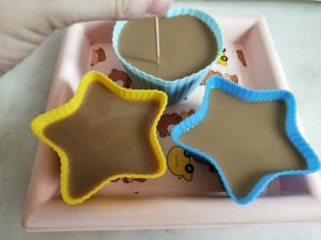 用牙签戳破表面的气泡，放入冰箱冷藏4个小时以上即可。