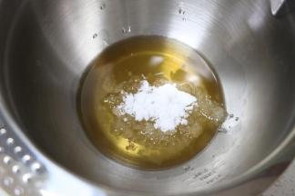 水油面：
猪油和白糖倒入盆中，用手动打蛋器搅拌均匀