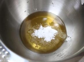 水油面：
猪油和白糖倒入盆中，用手动打蛋器搅拌均匀