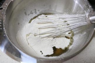 分次少量加入清水，继续搅拌均匀，加入过筛的低粉，用刮刀搅拌均匀